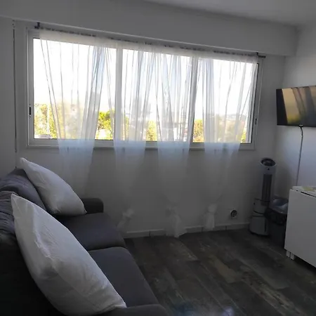 Apartment L'antre De Mer: Beachfront Retreat With Sea Views *